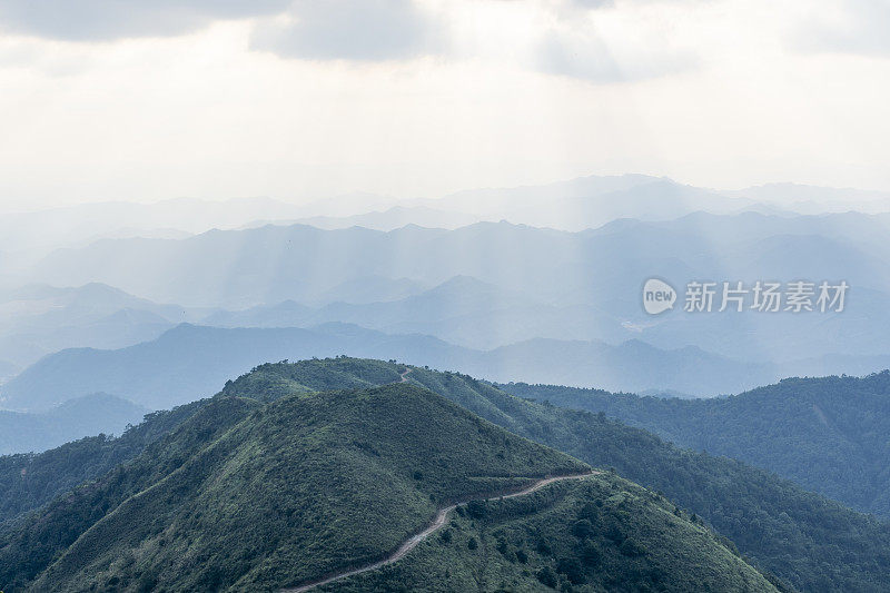 黄昏的光线穿过云层和山脉