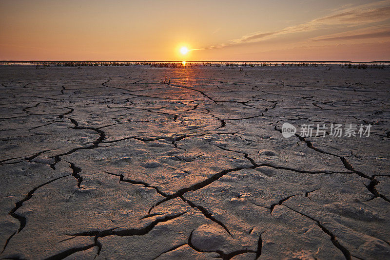 日落时瓦登海的潮滩