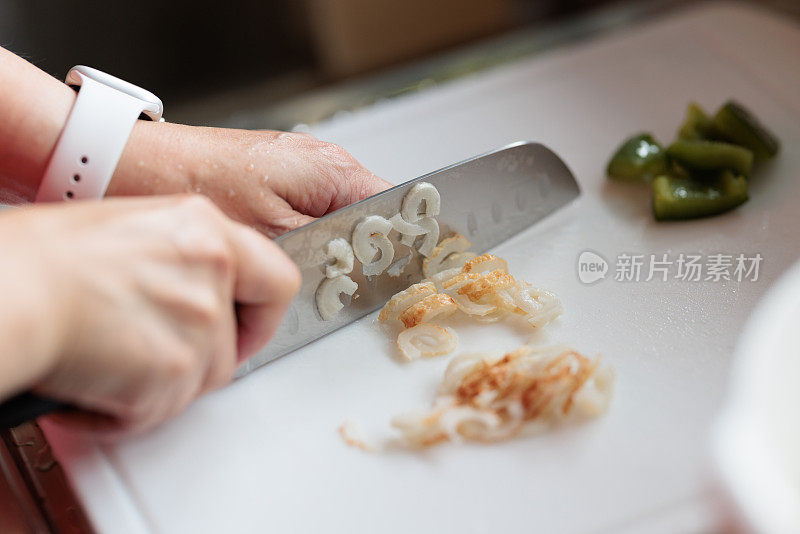 女人切食物