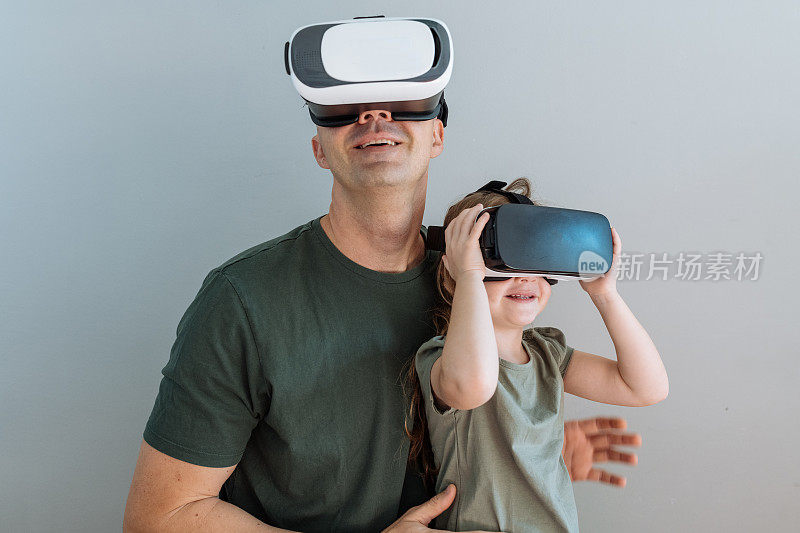 成熟的男人和女儿使用VR耳机