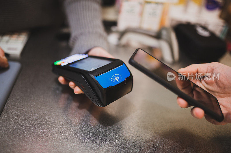 使用NFC技术的智能手机支付，信用卡读卡器，支付终端。