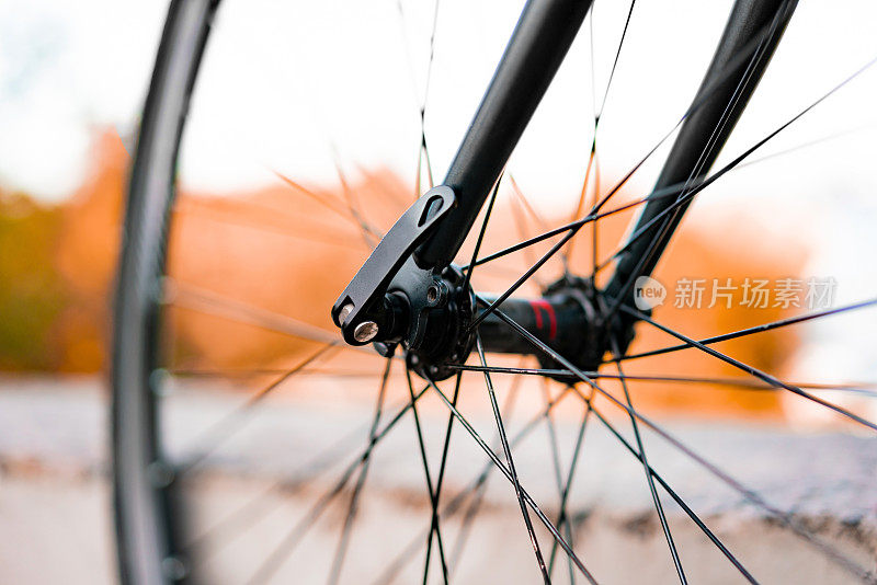 自行车车轮偏心夹，连接车轮和自行车叉。自行车零件。细节。自行车辐条。交通工具。运输