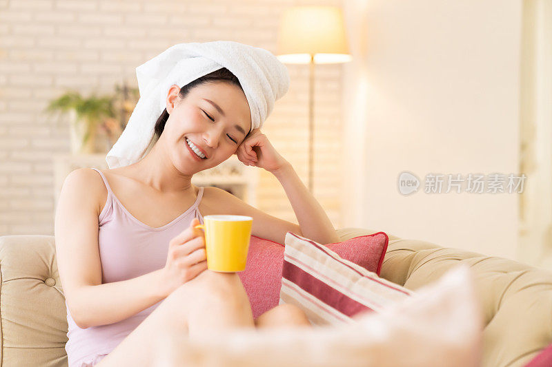 有吸引力的亚洲女人美容形象，起床后洗澡，喝水