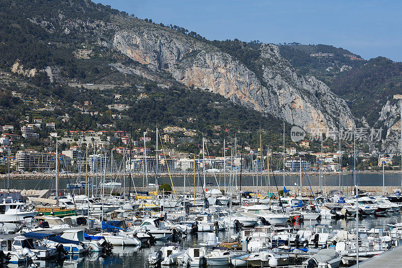 法国里维埃拉蔚蓝海岸芒通港口的游艇和船只