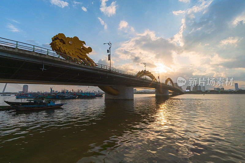 岘港市的龙桥
