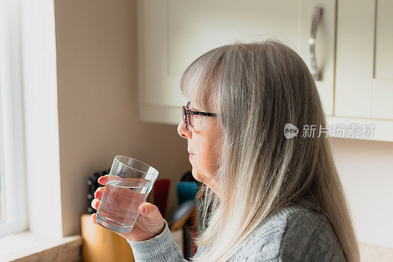 老太太在家喝水