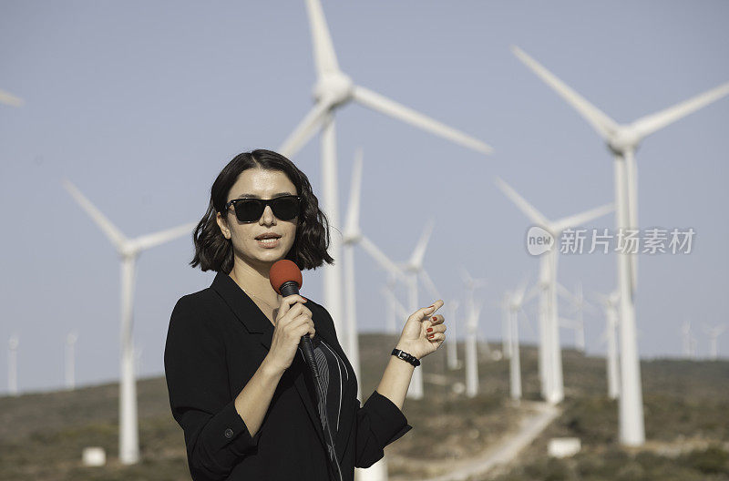 做可再生能源报道的电视新闻女记者