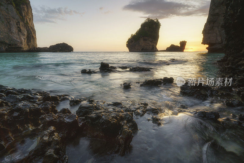 美丽的日落在天堂湾纽伊海滩(骆驼岩)，披披顿岛在甲米，泰国