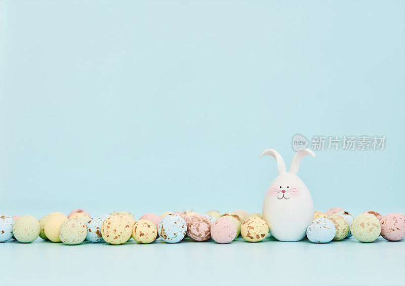 可爱快乐的复活节兔子与彩色巧克力复活节彩蛋和文本空间