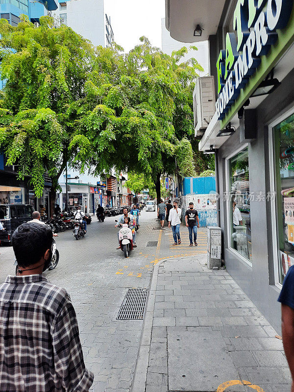 白天，马尔代夫首都马累的街道上车水马龙，人们忙于工作。
