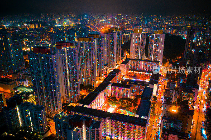 无人机超距拍摄香港九龙人口密集地区的上空，该地区有许多住宅楼宇