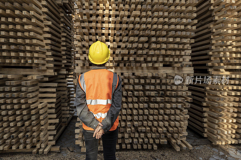 一位中国女工在木材仓库工作。