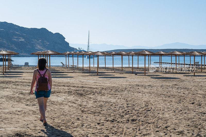 女旅行者探索平静的海湾边缘