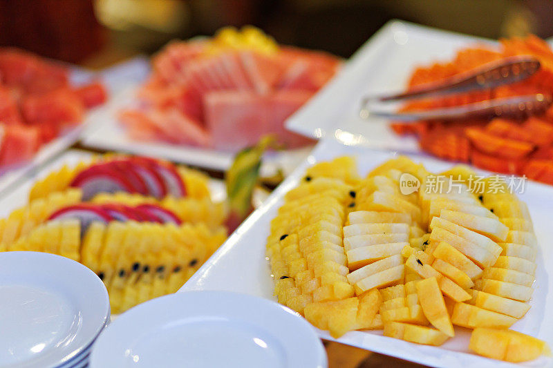 自助餐桌上各种热带水果切片