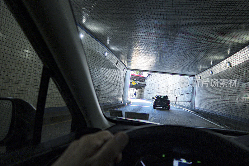 行驶在纽约高速公路地下隧道