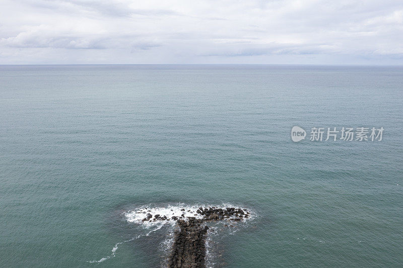 海浪撞击岩石