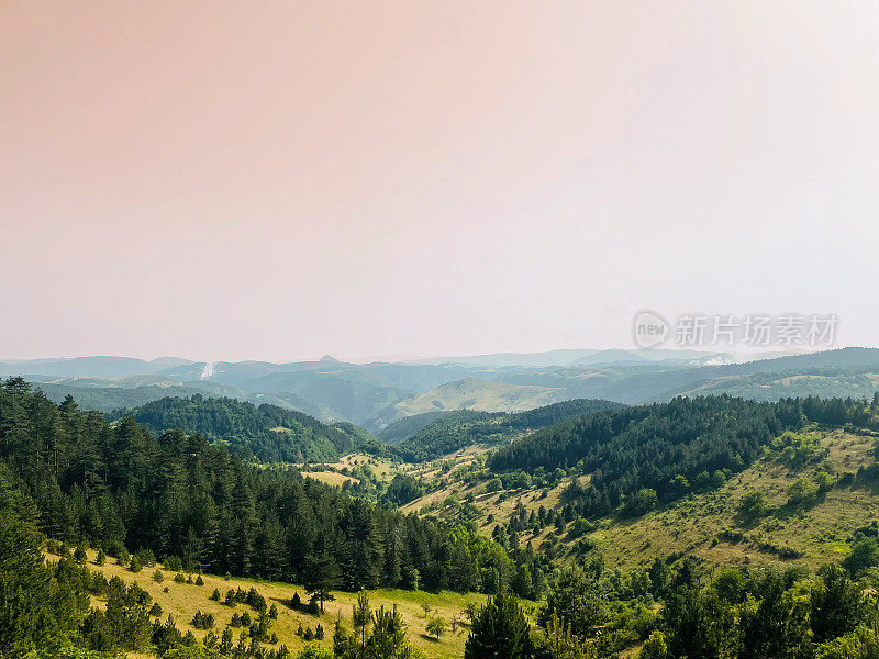 国家公园、山丘和草地的全景