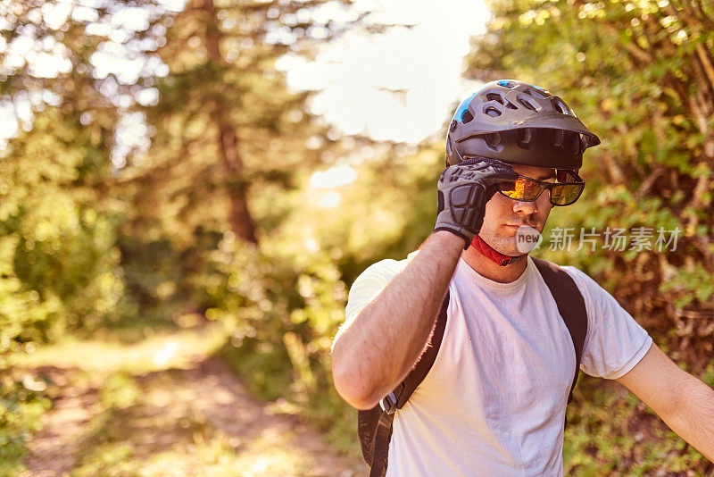 骑车人准备在极端和危险的森林道路上骑自行车
