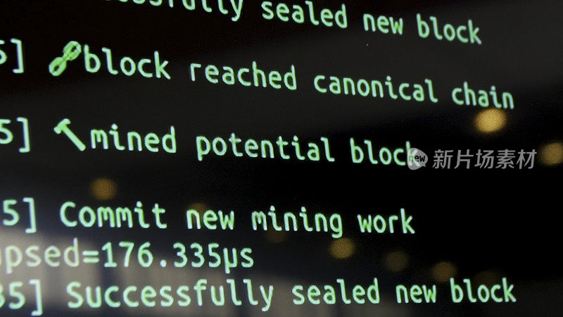 屏幕带有加密码，绿色数字。程序代码挖加密货币，挖矿工作。屏幕与软件开发人员的代码。隐匿的