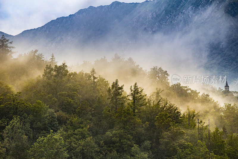 以教堂为背景的雾山景观