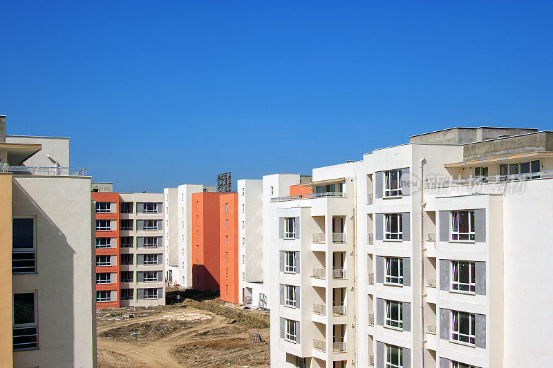 天空中不完整的新住宅楼