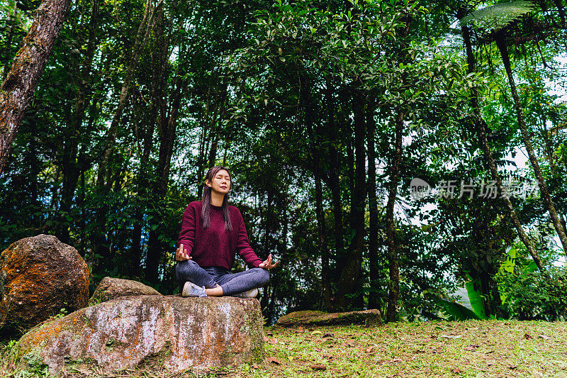 女人在自然中禅坐，莲花位