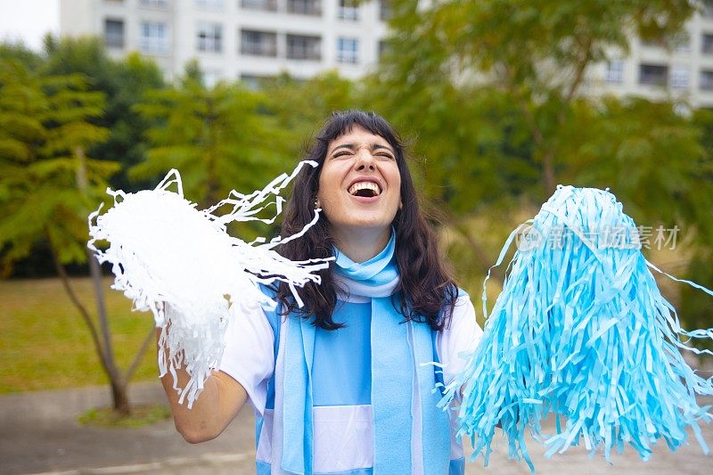 来自阿根廷的年轻女子庆祝世界杯足球赛