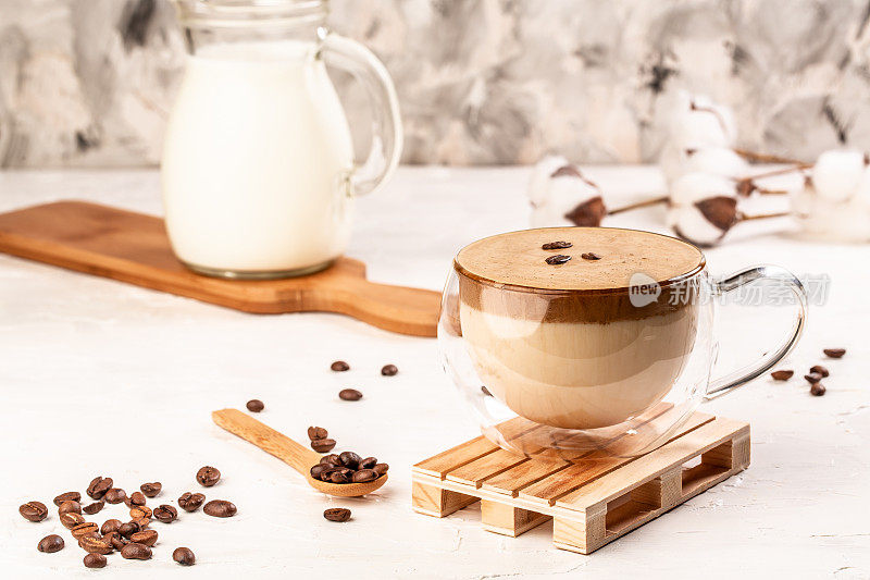 达尔戈纳咖啡，蓬松的奶油打发咖啡。韩国人喜欢喝浓缩拿铁咖啡