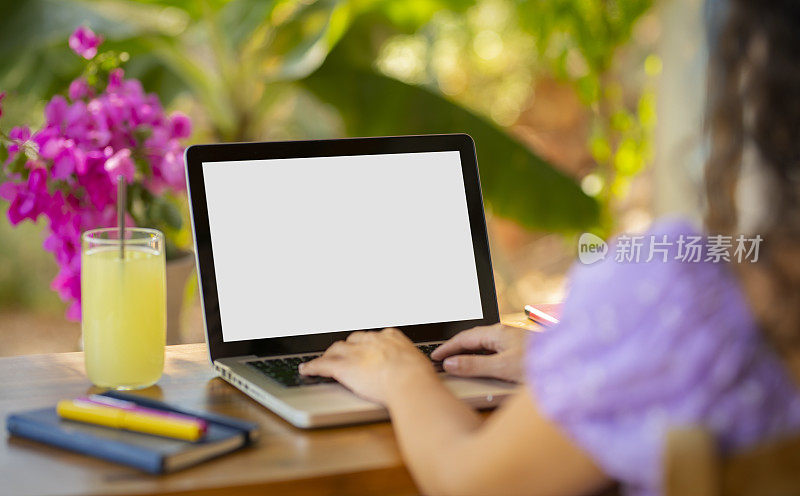 女士在度假时使用色度键绿色屏幕笔记本电脑
