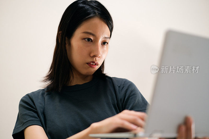 妇女在家在线学习的特写