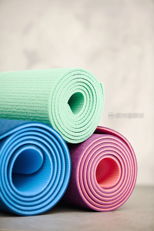 健康的生活方式背景与彩色卷瑜伽垫