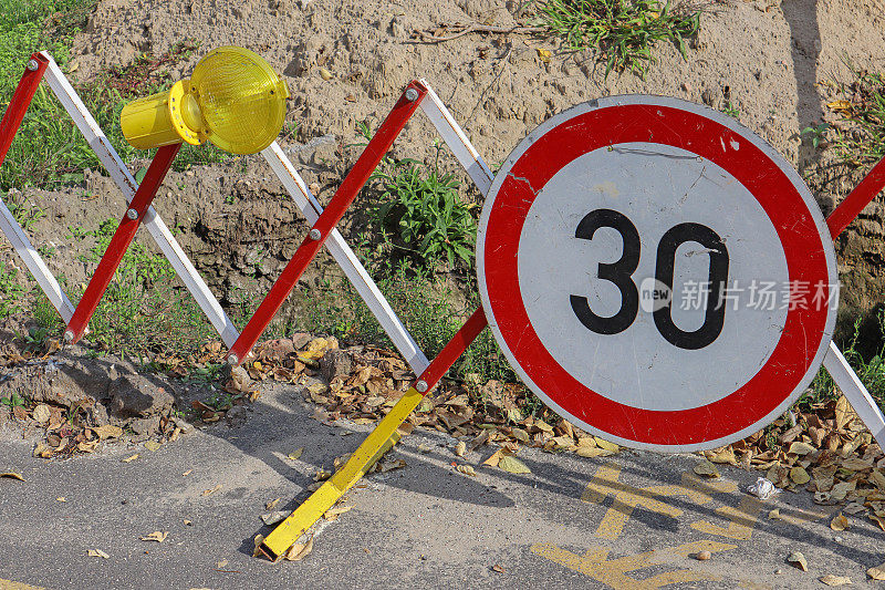 道路施工处的限速交通标志和黄灯