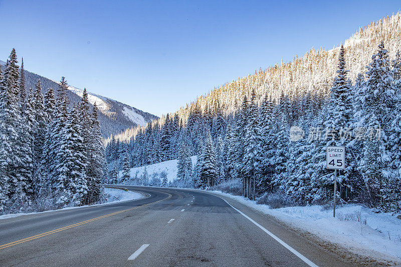 穿过科罗拉多滑雪场落基山脉的伯绍德山口的高速公路