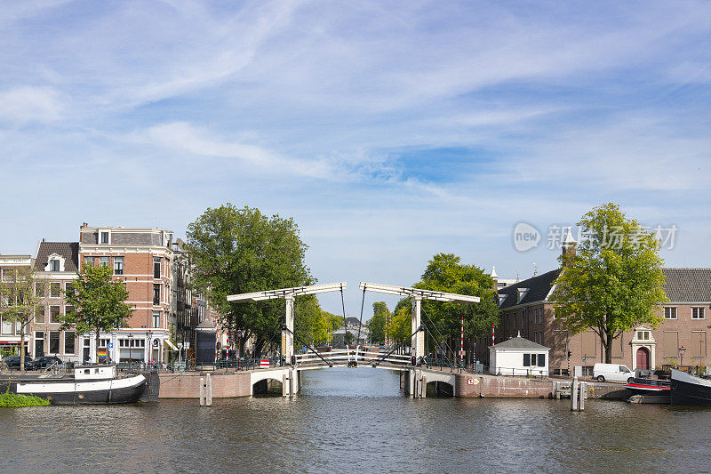 夏天的阿姆斯特丹市中心运河区