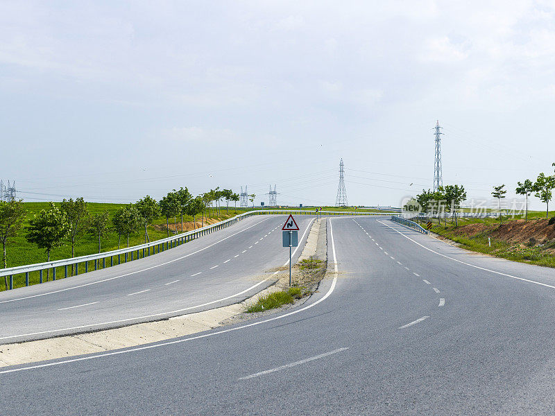 高速公路上空白的目的地标志