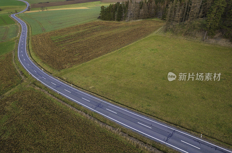 乡村景观中蜿蜒的乡村道路(空中)