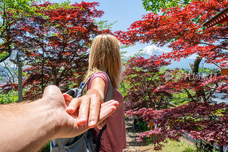 女人在日本旅行，遵循我的概念，她牵着男友的手