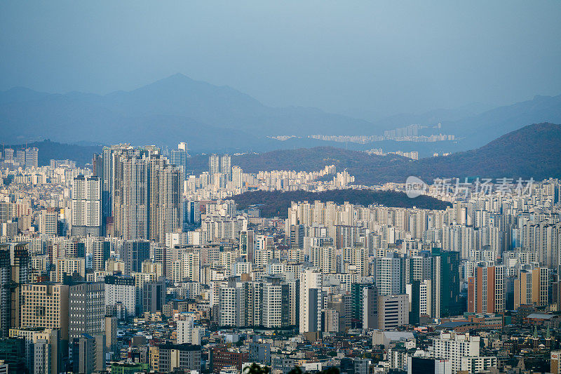 韩国首尔的天际线是一个阳光明媚的日子