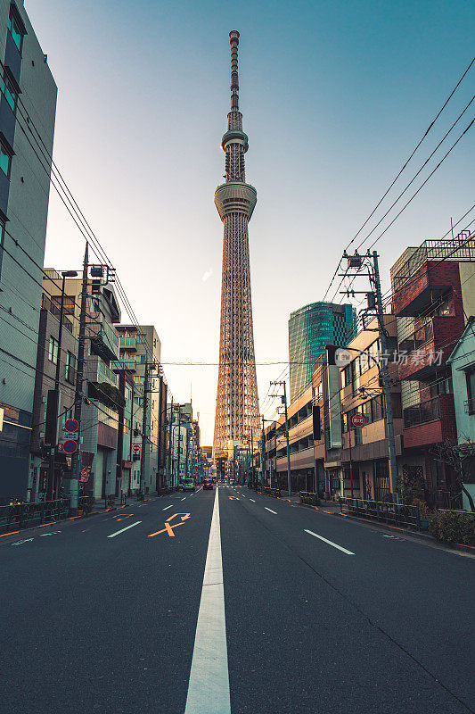 东京天空树位于东京镇的街道上