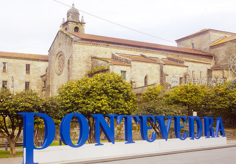 旧金山修道院教堂和城市名称，庞特维德拉市，加利西亚，西班牙。