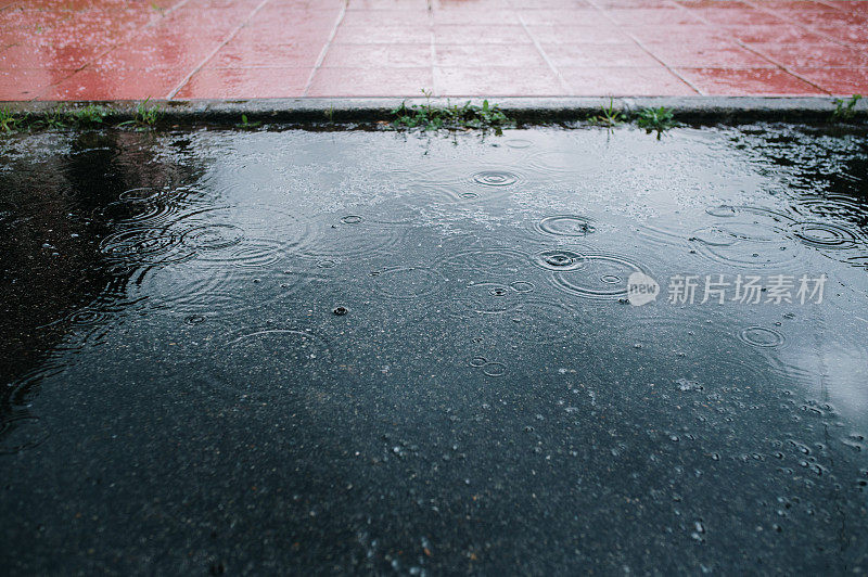 雨水落在柏油路上