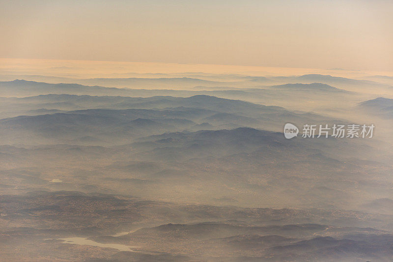 日出时地平线上的雾山在博德鲁姆火鸡附近