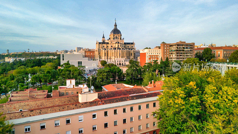 马德里,西班牙。城市中心鸟瞰图。建筑物和主要地标在阳光灿烂的日子