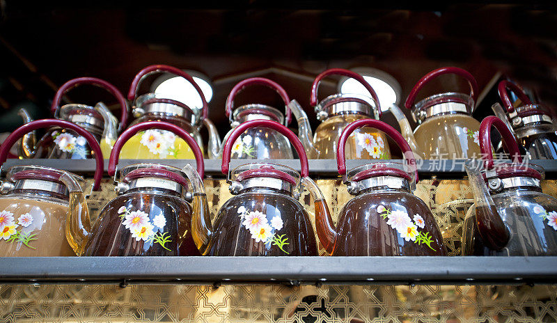 约旦安曼，露天市场上的茶，还有许多其他产品在出售
