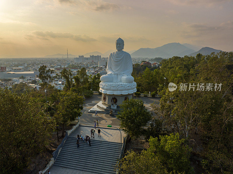 龙山宝塔旁山上的金丹峰渡佛像