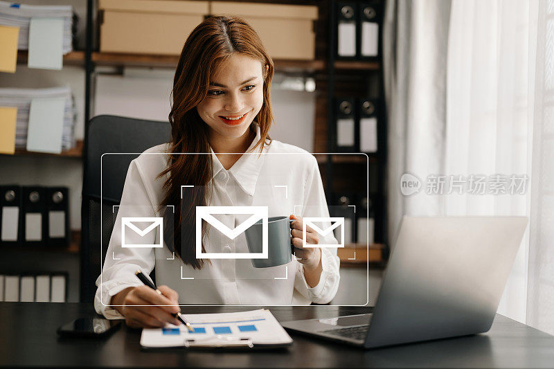 女性双手使用笔记本电脑，平板电脑在键盘上打字，上网与电子邮件图标，电子邮件营销的概念，发送电子邮件或时事通讯，在线工作的互联网网络技术。