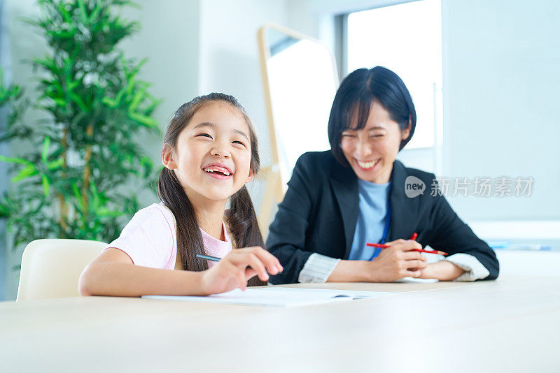 一个正在学习的女孩和一个要赡养的穿西装的女人