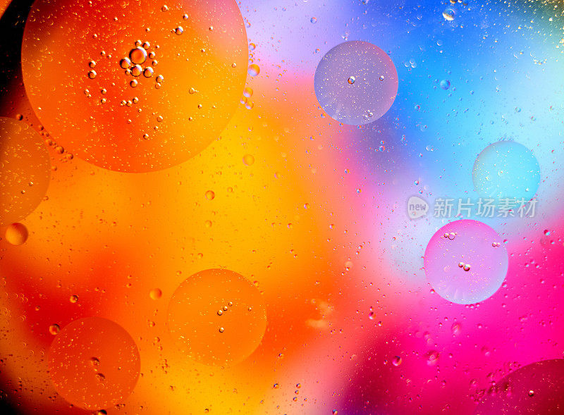 美丽的抽象背景，从混合水和油在橙色和紫色。抽象宏观背景。桌面墙纸。纹理。彩色的泡沫。