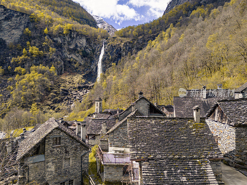 瑞士提契诺州巴沃纳山谷的佛洛格里奥石村