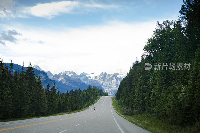 加拿大阿尔伯塔省班夫国家公园落基山脉的加拿大横贯公路